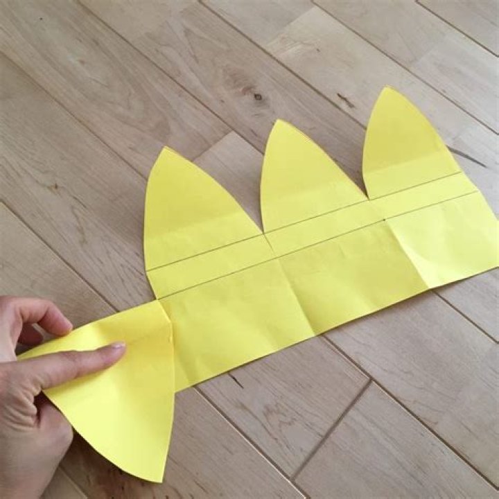制帽型の兵隊帽子を画用紙で作る工程