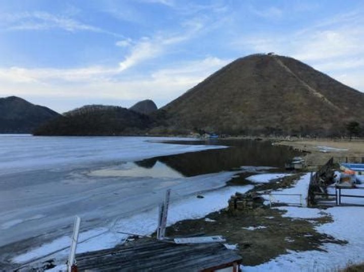 榛名湖の冬の氷上ワカサギ釣り風景