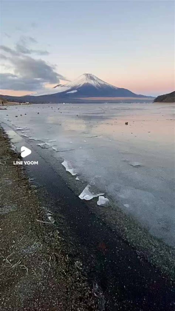 榛名湖の冬景色と氷結した湖面