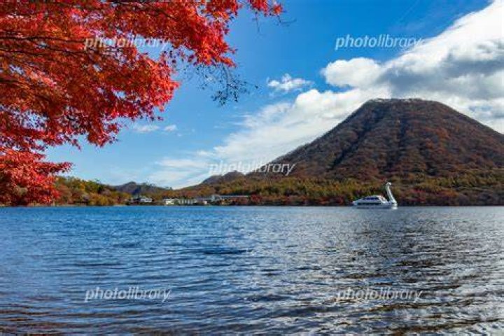 榛名湖の秋の紅葉と湖面の反射