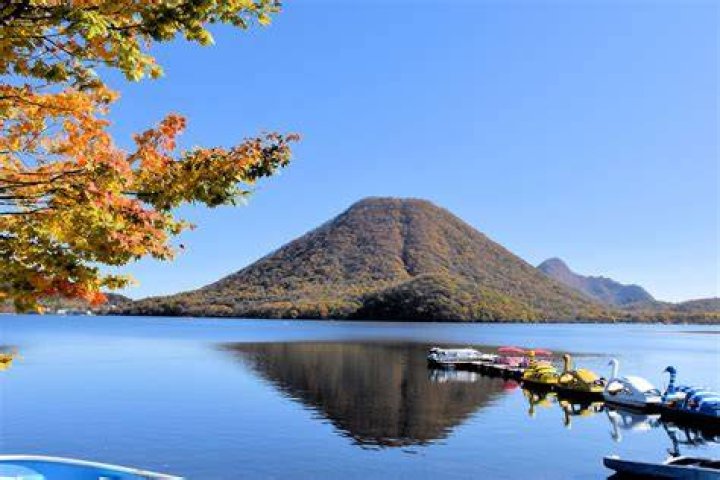 榛名湖湖畔のボートと観光客