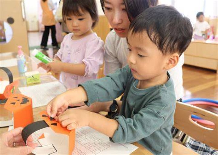 親子で画用紙の工作を楽しむ様子